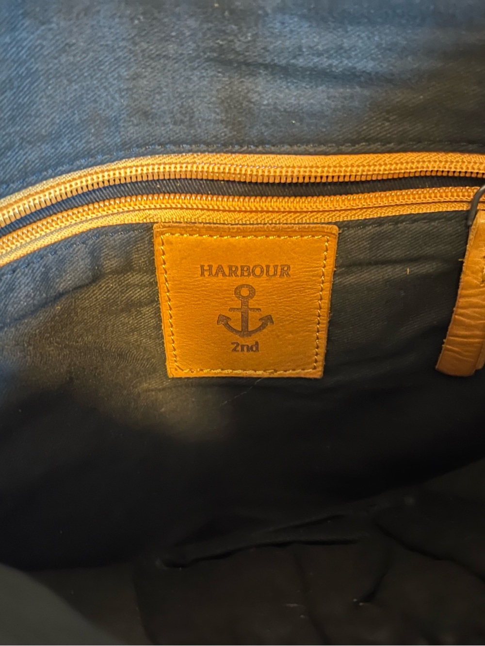 Anchor Love Hazel: Leather Crossbody Bag in Tan - Classic Everyday Carry - Picture 4 of 4